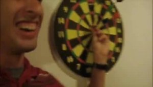 Опасная игра в дартс