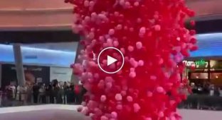 40,000 balloons poured onto visitors in a Moscow shopping center