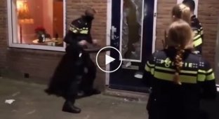 Unusual reaction of Dutchman to police breaking into his home