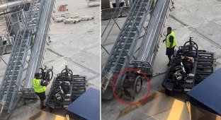 Airline workers carelessly throw passengers' wheelchairs out of the plane (7 photos + 1 video)