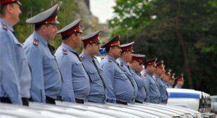 В Таджикистане уволили толстых милиционеров (2 фото)