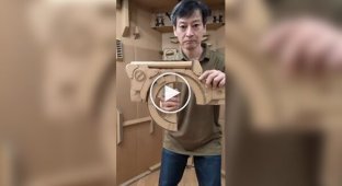 Ingenious transforming weapon made of cardboard