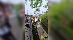 Unusual gondolier: who controls the boat in Yanagawa