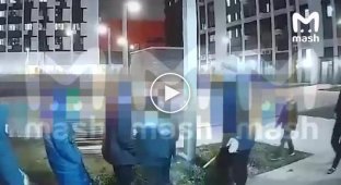 В России мужчина и его друг-мигрант поймали школьников и поставили их на колени