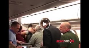 Мужчина устроил дебош на борту рейса Москва-Владивосток