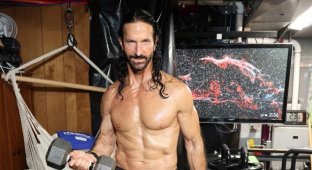 “I never set an alarm.” A 61-year-old man who looks 38 told how he does it (3 photos)