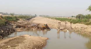 How an entire 500-ton bridge was stolen in India (4 photos)