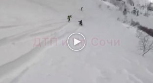 На горном курорте в Сочи сноубордиста накрыла лавина (мат)