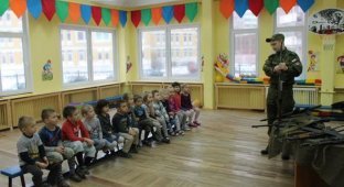 В детском саду Санкт-Петербурга детей учат навыкам обращения с оружием (4 фото)