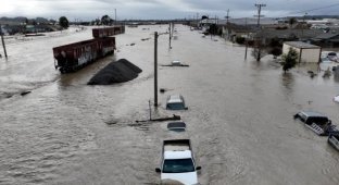 Наводнения и оползни обрушились на Калифорнию из-за обильных дождей (3 фото + 2 видео)