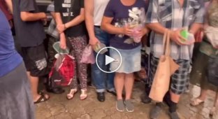 В Мариуполе люди стоят в очереди за горячей едой и набирают воду в колодцах