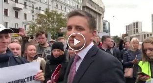 Сотрудника «России 1» встретили криками «Позорище!» на митинге в Москве