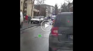В Харькове девушка выбежала на дорогу прямо перед авто и получила удар