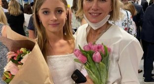 Сын Наоми Уоттс и Лива Шрайбера на выпускной выбрал белое платье и нюдовый мейк (4 фото)