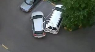 Одновременная парковка двух женщин