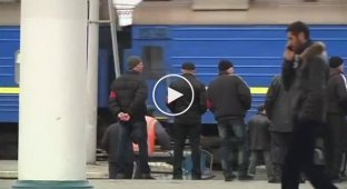 В Симферополе на вокзале дружинники Аксенова обыскивают пассажиров (майдан)