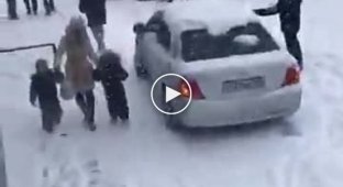 Транспортный коллапс из-за снегопада во Владивостоке