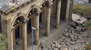 Прохожие чудом избежали гибели, когда фасад викторианской церкви рухнул (4 фото + 1 видео)