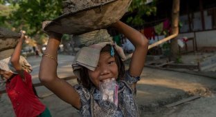 Тяжелый труд детей в Мьянме (11 фото)