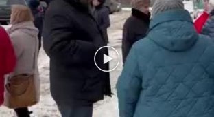 В Ярославской области депутат показал средний палец на встрече с жителями