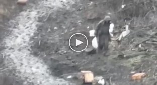Солдат другої армії світу бреде з двома мішками польовою дорогою і гине від українського дрона