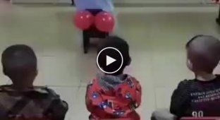 Маленьких детей учат на шариках как вытирать пятую точку