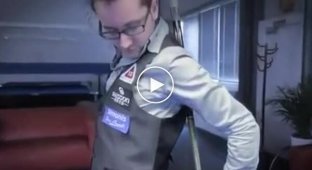 Дівчина на більярдному столі