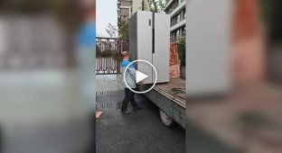 Професійний вантажник за роботою