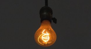 Столетняя лампа непрерывно горит с 1901 года (1 фото)