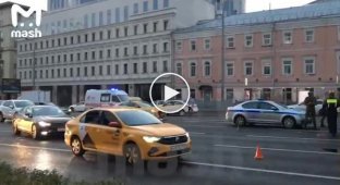 В Москве на пересечении Садового кольца и Сретенки перевернулся военный грузовик