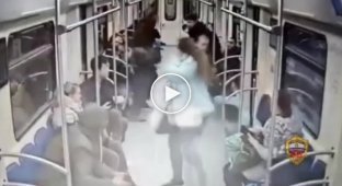 Пасажирка метро напала з ножем на москвичку, що розмовляє по телефону.