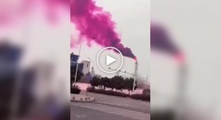 У Китаї небо забарвилося в яскраво-фіолетовий колір