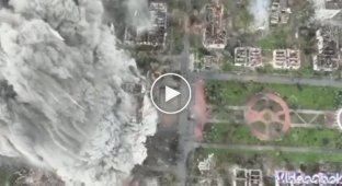 Управляемый подрыв здания Дома культуры на северо-западной окраине Бахмута во время отхода украинской армии