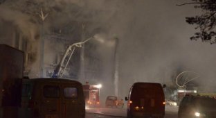 Пожар в ТЦ в Уфе (19 фотографий)