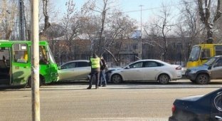 Массовое ДТП с участием пассажирского автобуса в Екатеринбурге (4 фото + 1 видео)