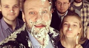 Неизвестные бросили в Алексея Навального два торта (2 фото)