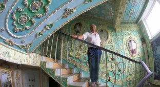 Киевский пенсионер 16 лет превращает свой подъезд в Рундальский дворец (8 фото)