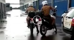 Офицеры бразильской полиции учатся патрулировать улицы на мотоцикле