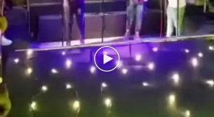 Странные у них сцены для выступления