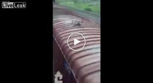 Индийский зацепер, умудрился самостоятельно слезть с поезда после удара током