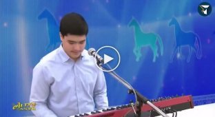 Президент Бердымухамедов зачитал рэп про коня