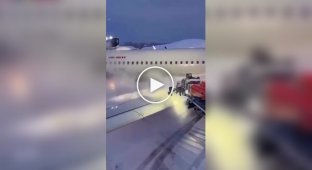 Самолет очищают от снега перед вылетом