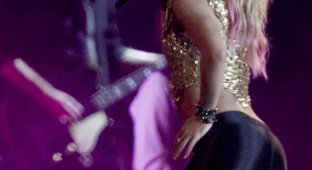Шакира в соблазнительных штанишках (7 Фото)