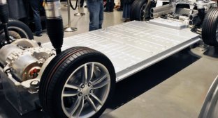 Из чего состоит аккумулятор электромобиля Tesla Model S? (12 фото)