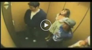 Как девушки завоняли лифт