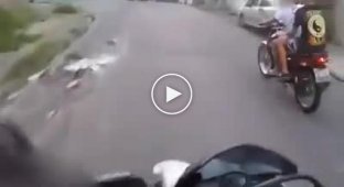 Преследование в полицейского мотоцикла в Бразилии