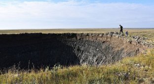 Ученые нашли объяснение появлению загадочных кратеров в Сибири (4 фото)
