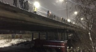 В Кирове автомобиль упал с моста на железнодорожные пути (7 фото + 1 видео)