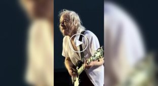 Дедушка Ангус из ACDC все еще хорош!