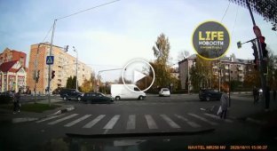 В Сергиевом Посаде ребенок перебегал дорогу на красный и попал под машину (мат)